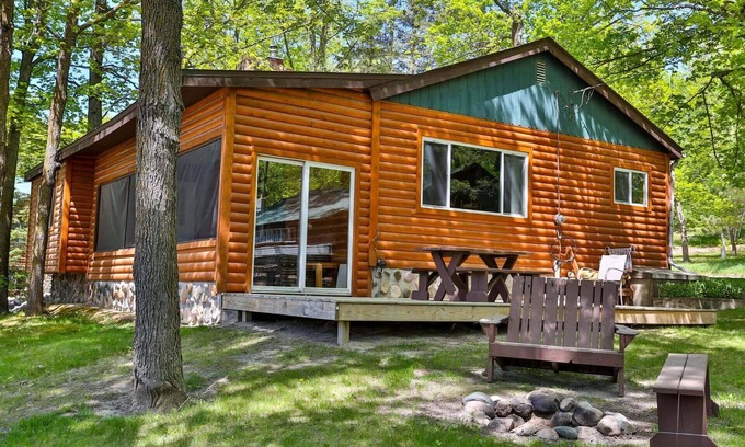 Puposky Cabin | Spacious Bemidji Family Retreat - Steps to Beach & Resort Amenities