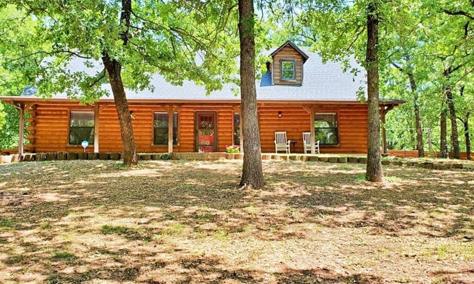 Sulphur House | Spacious cabin in rural area close to Turner Falls and Chickasaw National Park