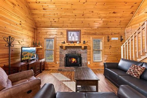 Sevierville House | Spacious Cabin Stay for 9 with Hot Tub Close to Town