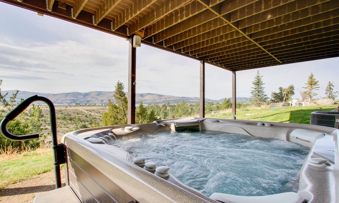 Helena House | Spacious Canyon Ferry Lake House with Bar & Views!