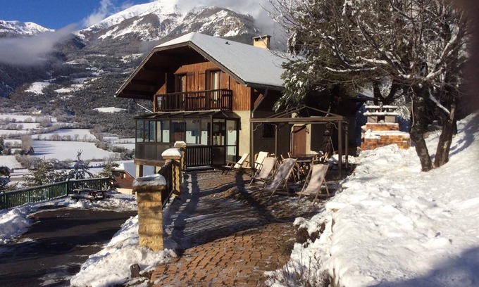 Enchastrayes Ski Chalet | Spacious Chalet 4 * - 160 m2 - Proche Le Sauze - 12 people- Jacusi outside
