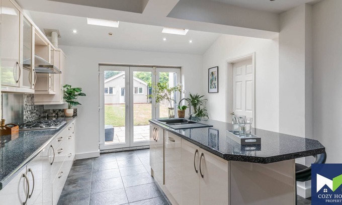 Seisdon House | Spacious Comfortable 5 Bedroom w. Pool Table
