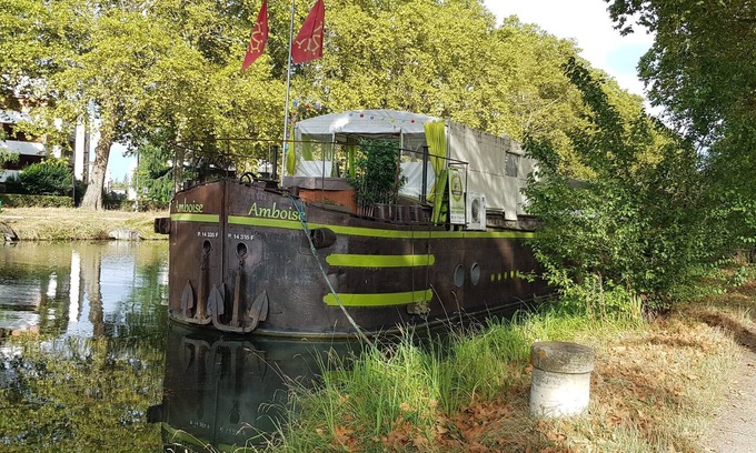 Cote Pavee Boat Rental | Spacious, comfortable houseboat in downtown Toulouse