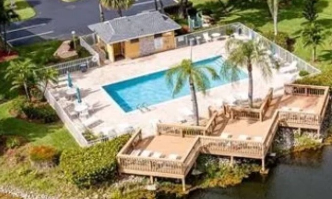 North Naples Condo | Spacious condo in North Naples. 9 min drive to the beautiful beach-pool onsite