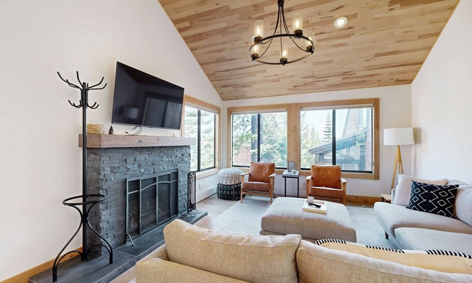 Truckee Condo | Spacious condo walking distance to ski lifts with hot tub, sauna, & pool access