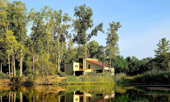 Stevensville House | Spacious contemporary home on 4 wooded acres and 200' of private lake front.