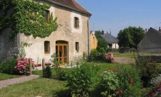 Dirol House | Spacious cottage on the banks of the Nivernais Canal, 5 people, all comfort