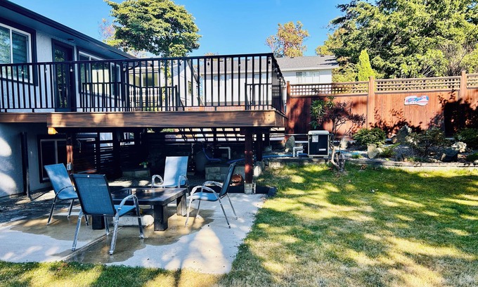 Gordon Head Apartment | Spacious ,cozy home in Victoria Near Park &Beach with 2 parking spots
