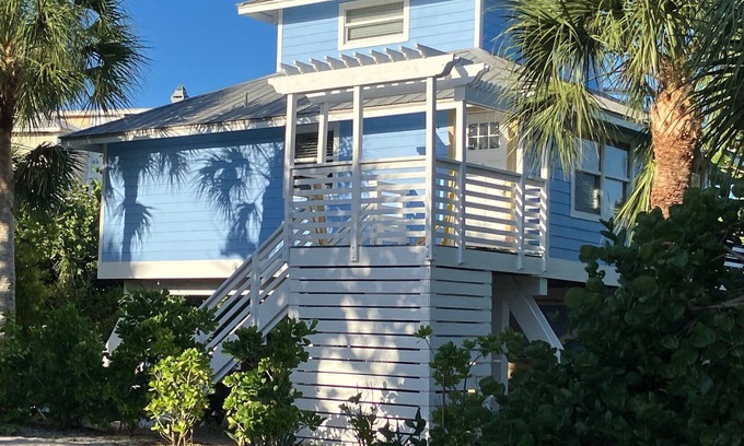 North Captiva Cottage | Spacious "Crab Cakes" Cottage on N. Captiva Island,FL with GolfCart and Starlink