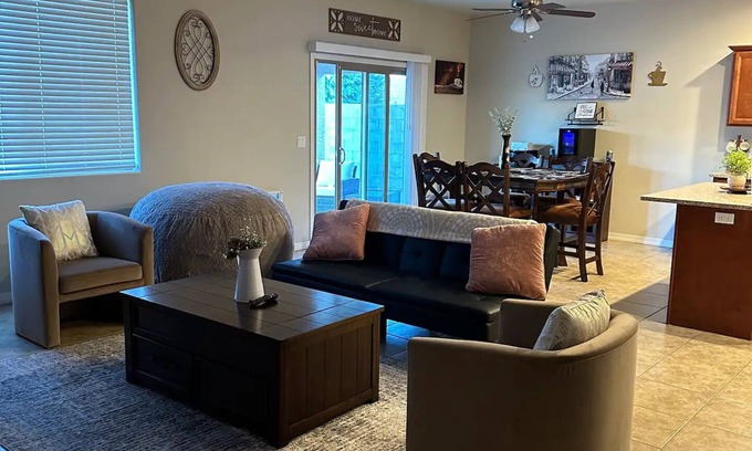 Kingman House | Spacious Desert Retreat With Breathtaking Views 2 Bedroom Home by RedAwning