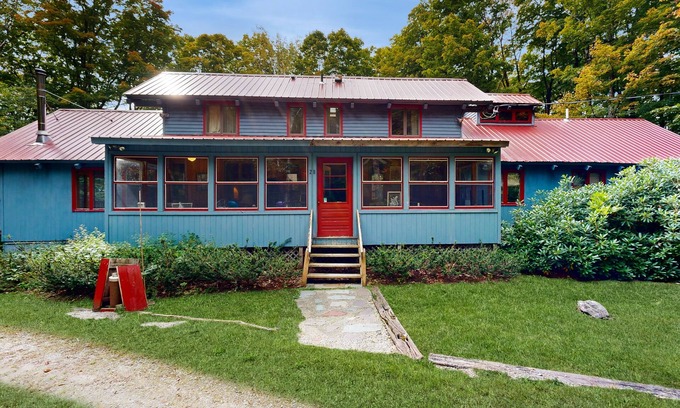 Forest Farms House | Spacious dog-friendly home, fireplace, firepit, sauna, jet tub, decks, wifi