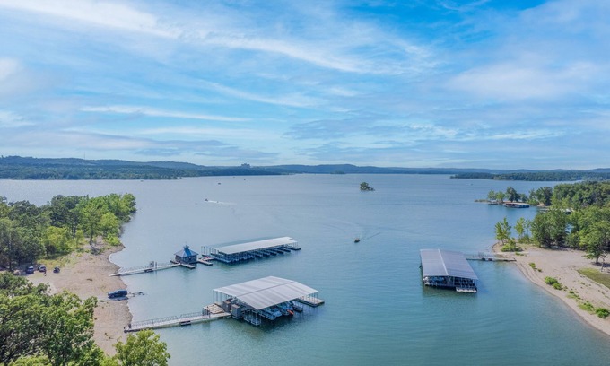 Indian Point Villa | Spacious Family Cabin at Table Rock Lake! - Indian Point (C25)