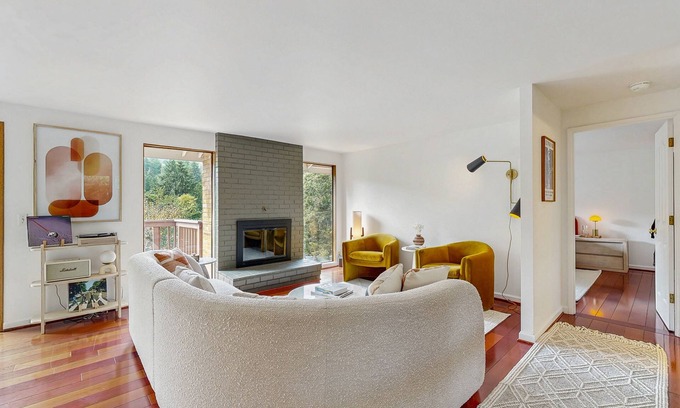 Fox Hollow House | Spacious family-friendly home with mountain views - near University of Oregon