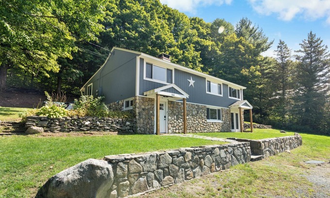 Wilmington House | Spacious Family Getaway 10min to Mt Snow w. Firepit, BBQ, King Bed