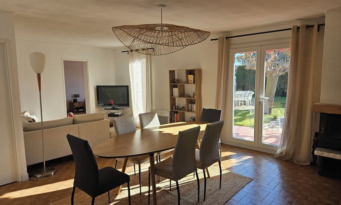 Valras-Plage Villa | Spacious family home with large shady garden 400 m from the beach on foot