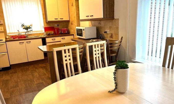 Irlam Apartment | Spacious Family Home