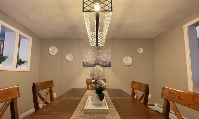 Windsor House | Spacious Family Lake & Ski House