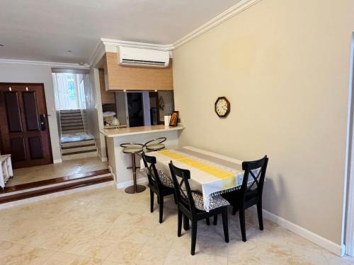 Islands District Apartment | Spacious flat in Discovery bay!