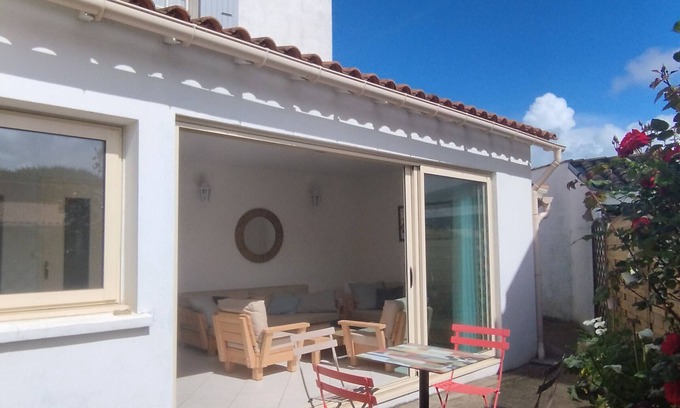 Domino House | Spacious Family Home in Domino - Near Beach & Market, Sleeps 9