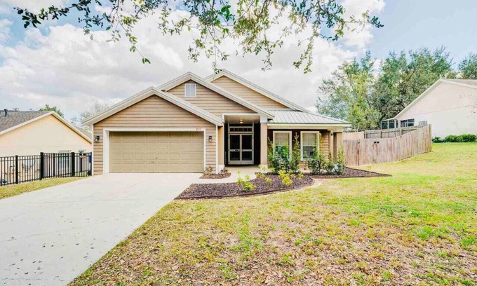 Minneola House | Spacious Getaway ~ Heated LED Pool & Ping Pong