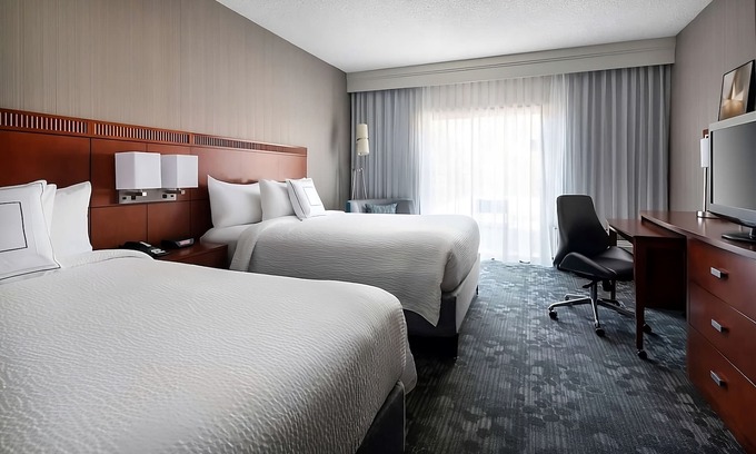 Camelback East Hotel | Spacious Good-Value Accommodation! Close to Historic Heritage Square, w/Pool!