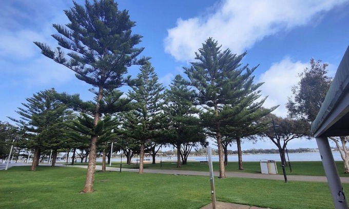Mandurah House | spacious home close to Mandurah foreshore, shops and restaurants