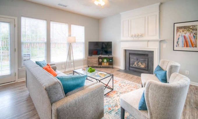 Charlotte House | Spacious home in UNC area with dedicated office near Starbucks