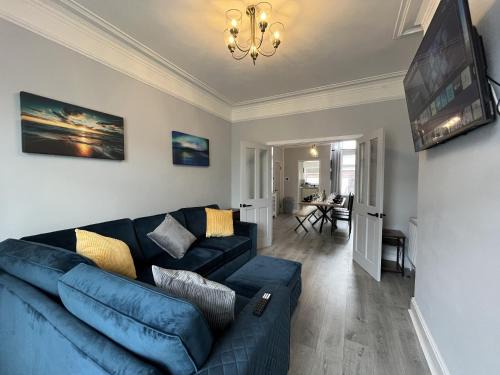 Openshaw Apartment | Spacious home sleeps 8 Nr Etihad Coop Live & City