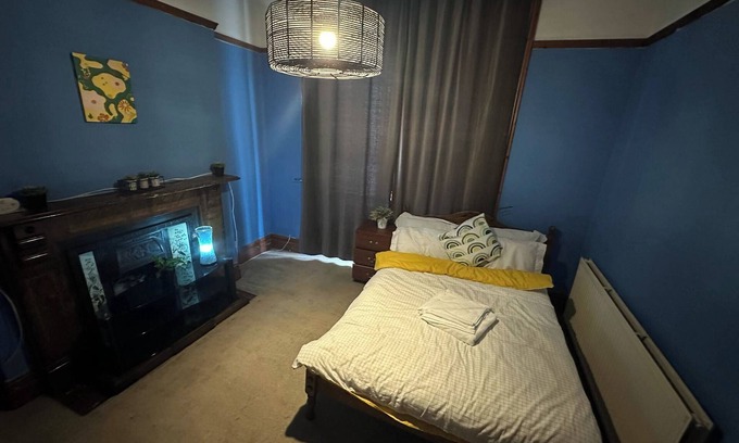 Walsall House | Spacious House- Parking, Garden & Central Location