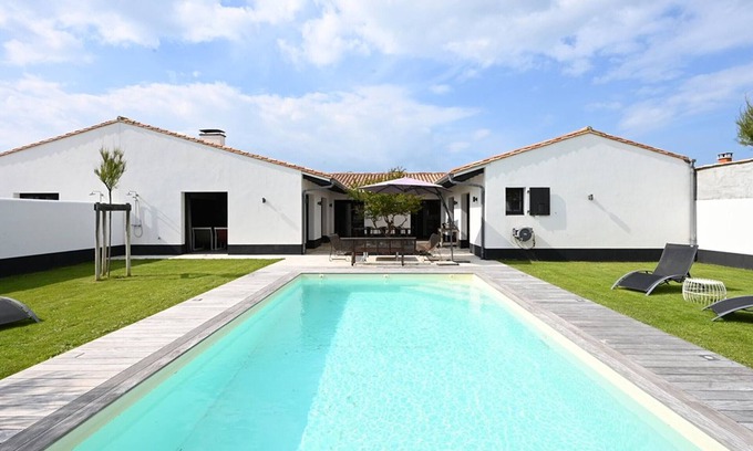 Ars-en-Re House | Spacious house with parking near the sea