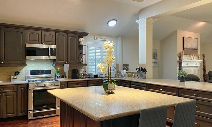 Katy House | Spacious Katy near Houston IH-10 70inTV 3 Desks Work Business Sleeps 16 Hwy99