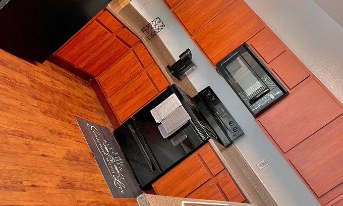 Clodine Apartment | ⭐️Spacious King Bed Apt. ⭐️ Near Hobby ✈️