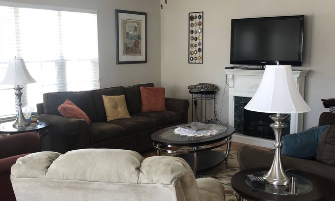 Red Hill House | Spacious lake view house in Conway, Myrtle Beach area