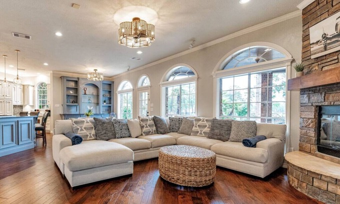 Atascocita House | Spacious Lakefront 7BR Retreat w/Pool, Hot Tub, Dock & Views!