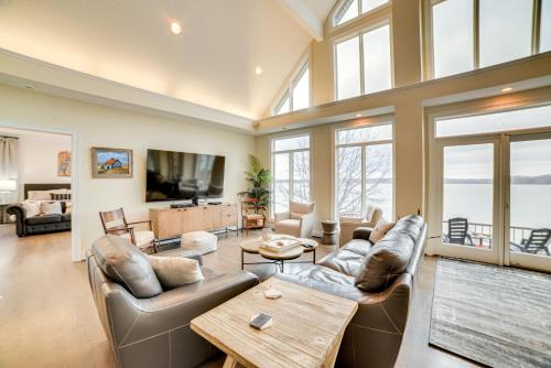 Cadiz House | Spacious Lakefront Kentucky Home Rental!