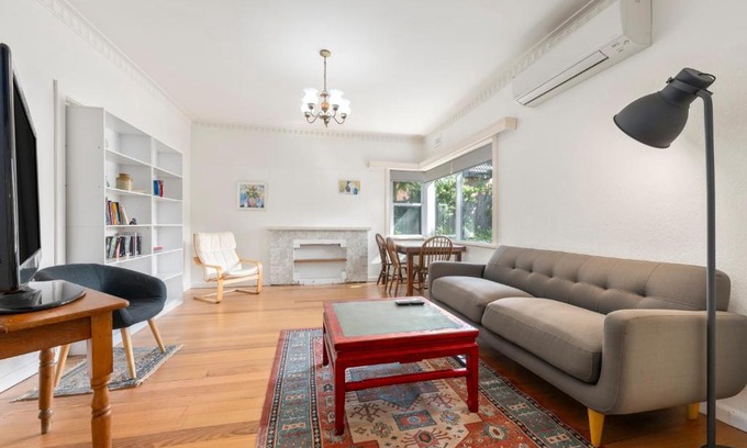 Black Rock Apartment | Spacious, Light filled, One Bedroom House by the Beach