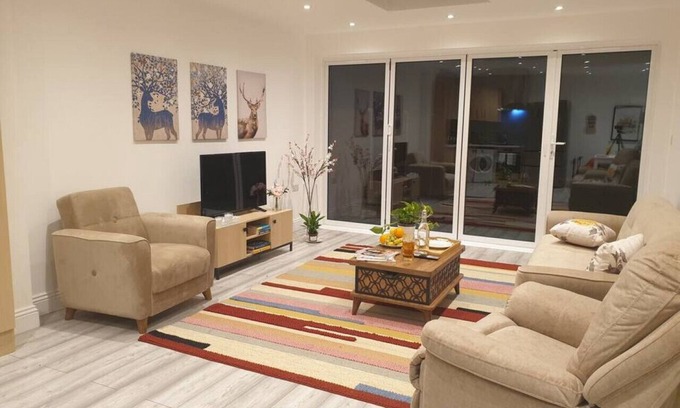 Putney Apartment | Spacious London King bed Garden flat in quiet street near parks.1072