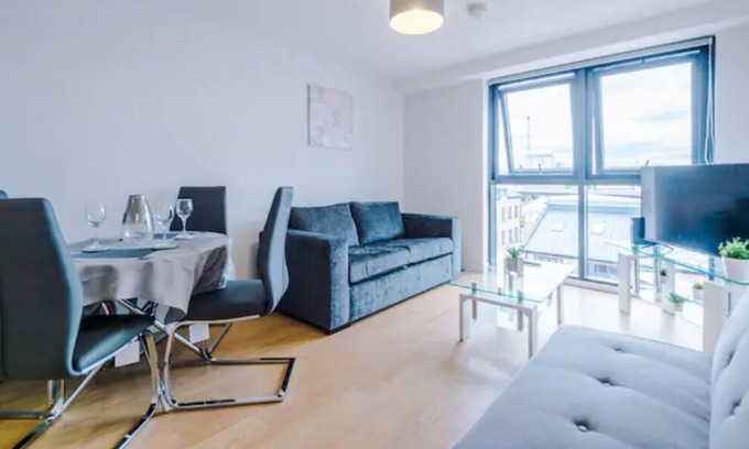 Leeds Apartment | ✰Spacious & Modern 2 Bed Apt, 5 Mins from Leeds!