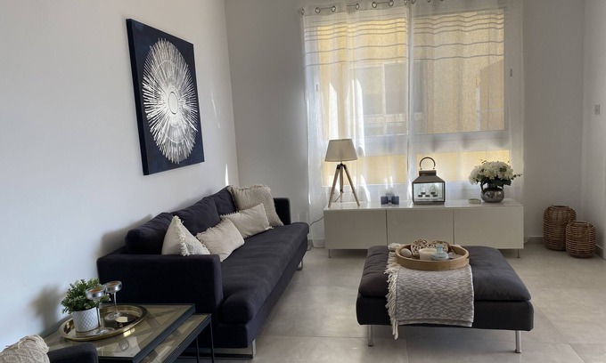 Tala Apartment | Spacious, modern apartment with ocean views - 10 mins to the beach!