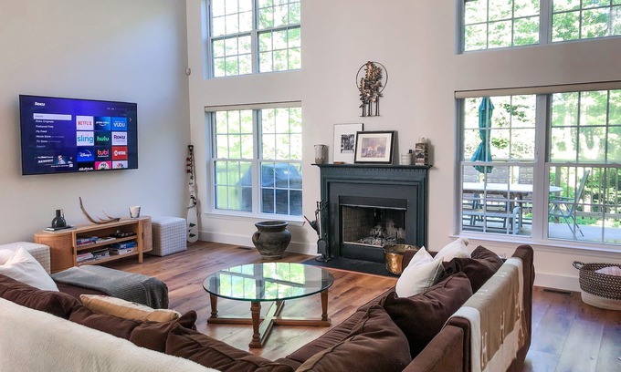 Pocono Pines House | Spacious & Modern Home in Pinecrest Lake Golf Club. 3 Mi to Lake Naomi
