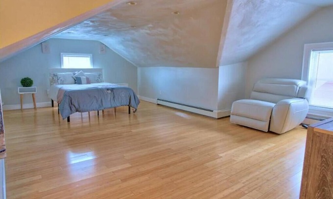Roxbury Apartment | Spacious multi-level 4 bed/2bath Apt with Parking