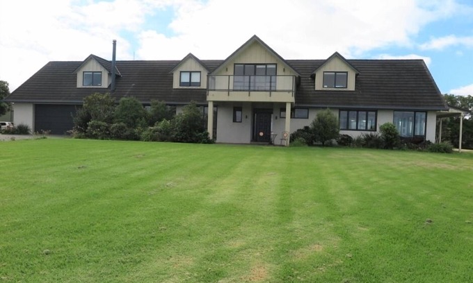 Tawharanui Cottage | Spacious, modern, tranquil, convenient, great location with sea views & bush.