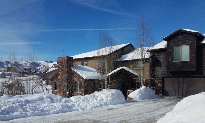 Highland Estates House | Spacious Park City 3Bd 3.5Bth sleeps 10+ Minutes to Ski Resorts, Bus Route, Spa