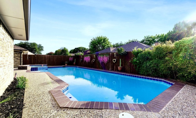 Plano House | ✨Spacious, Peaceful & Charming w Pool! Sleeps 14, BBQ, Games, Family Friendly