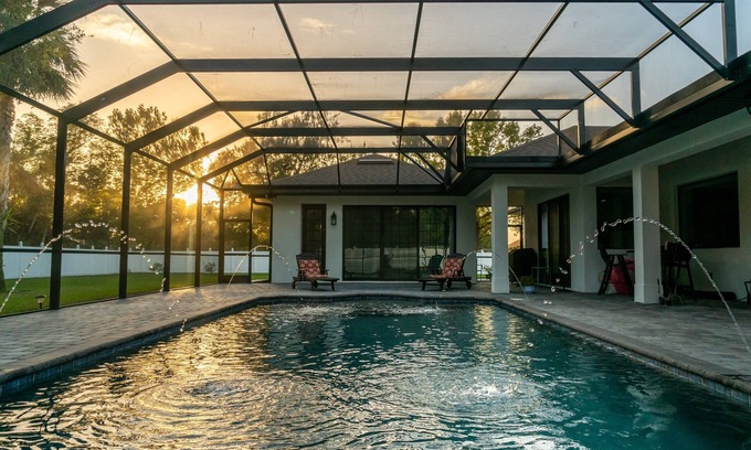 Union Park House | Spacious & Private Guest Pool House Oasis