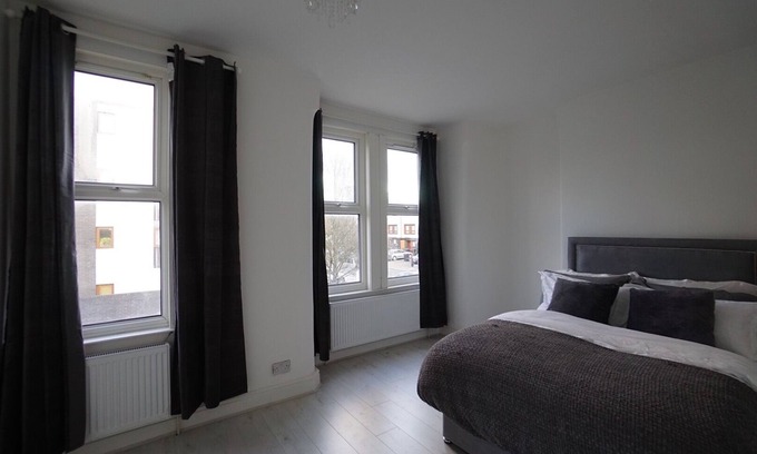 Stonebridge House | Spacious private room w/lock | Close to station| Direct train to central London