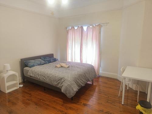 Earlwood House | Spacious Queen Room in Earlwood - EW2