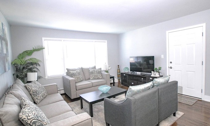 North Riverside Condo | Spacious, Renovated Suburban 2-Bed Near Chicago and Transportation