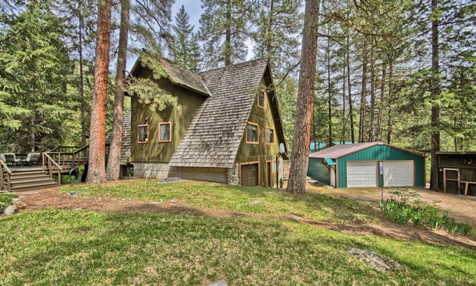Peshastin House | Spacious riverfront home near Leavenworth with beach - dog-friendly