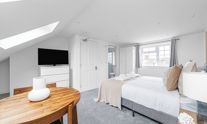Merton Apartment | Spacious Room In Morden